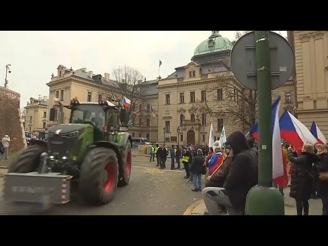 Agricultores checos bloquean el tráfico frente a la sede del Gobierno en Praga