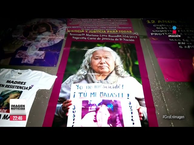 Con veladoras y cartulinas, madres de víctimas de feminicido participan en velada en el Zócalo