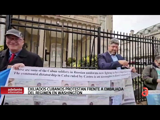 Exiliados cubanos protestan frente a la embajada del régimen cubano en Washington