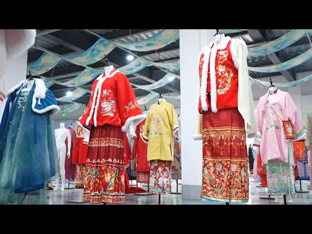 ⁣GLOBALink | Traditional Chinese attire resurges as chic fashion