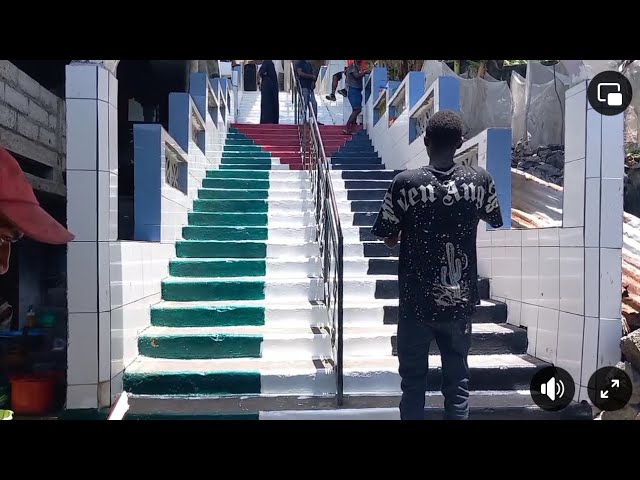 La ville de Mbéni rend hommage à la Palestine en peignant les escaliers de la mosquée aux couleurs