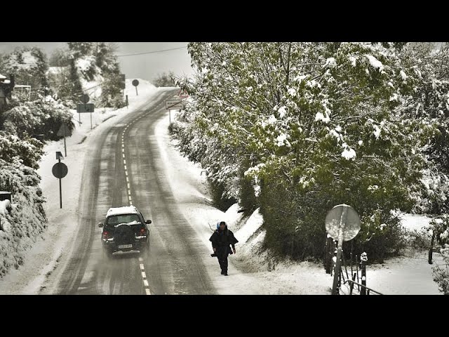 La borrasca Mónica deja nieve y lluvia a su paso creando caos en media España