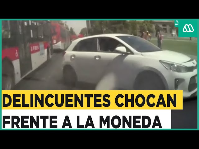 “Motochorros” chocan durante persecución frente a La Moneda