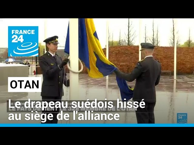 Suède dans l'OTAN : le drapeau du 32e membre hissé au siège de l'alliance • FRANCE 24