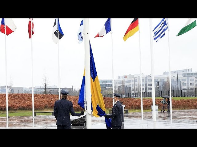 La bandera de Suecia ya ondea en la sede de la OTAN en Bruselas