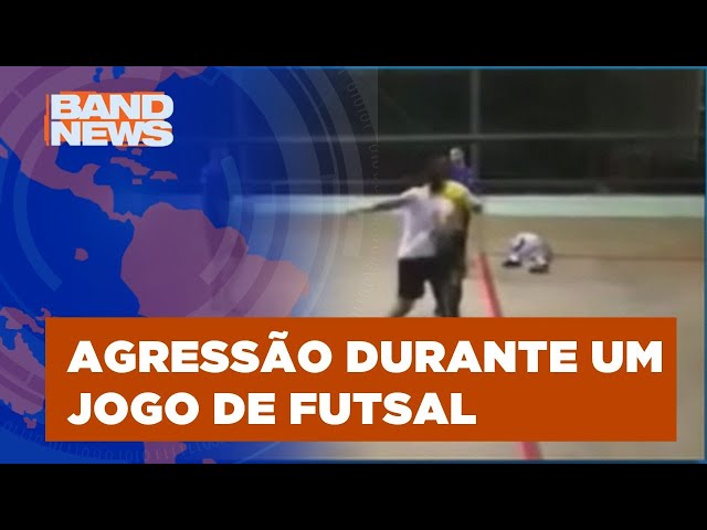 Árbitro apanha pelas costas após expulsar jogador | BandNewsTV