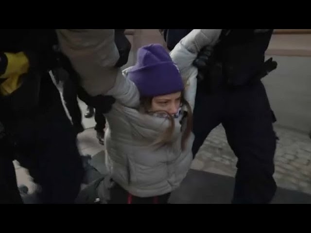 Arrastran por el suelo a Greta Thunberg durante una protesta climática frente al Parlamento sueco