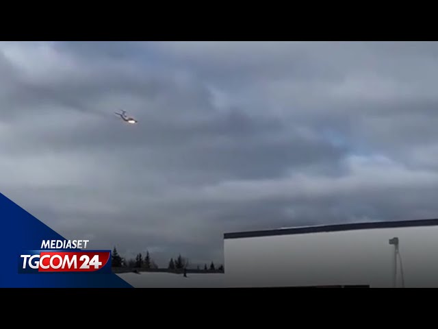 Russia, il momento in cui precipita un aereo militare con 15 persone a bordo