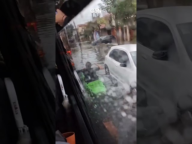 LANÚS: un HOMBRE salió a andar en KAYAK en medio de la FUERTE TORMENTA