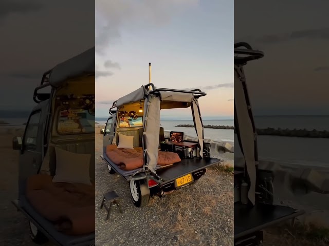 Un pequeño paraíso sobre ruedas frente a un paisaje de ensueño