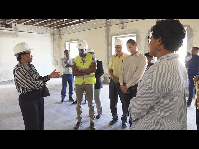 Ministra Justiça visita obras de requalificação do Cartório Notarial no ex- edifício TACV no Mindelo