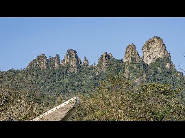 Live: A view of the Hainan Baoting Seven Fairy-Lady Mountain