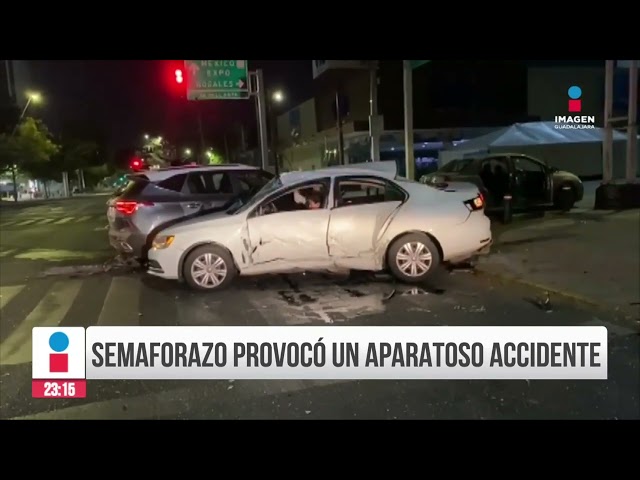 Semaforazo provocó un aparatoso accidente en calle Vallarta | Rey Suárez