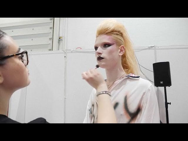 Tartan und Netzstrümpfe: Make-up-Beauty-Show in London