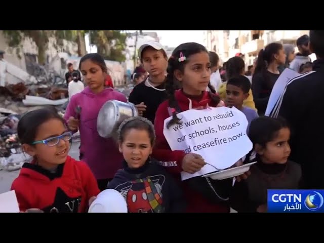⁣أطفال غزة يقرعون الأواني احتجاجا على نقص الطعام