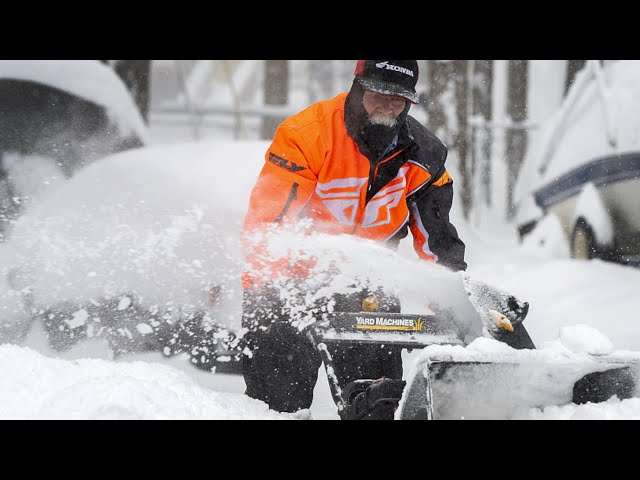 Heavy snow in Colorado forces flight cancellations, road closures