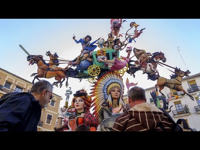 NO COMMENT: Las Fallas vuelven a las calles de Valencia