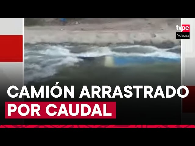 Camión fue arrastrado tras caer a canal en Lambayeque