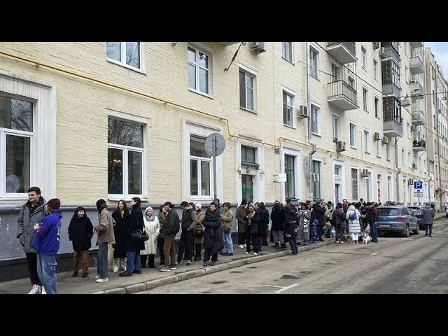 Dimanche à midi, des opposants à Poutine ont voté en groupe, 65 électeurs ont été interpellés