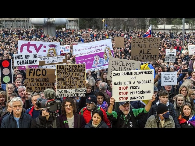 ⁣Proteste in der Slowakei: Demonstranten sehen Medienfreiheit in Gefahr