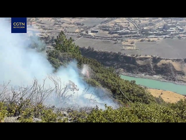 ⁣В провинции Сычуань продолжается борьба с лесным пожаром