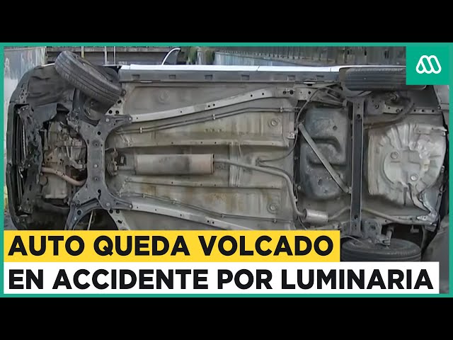 Auto terminó volcado en La Florida: Caída de luminaria provocó el accidente