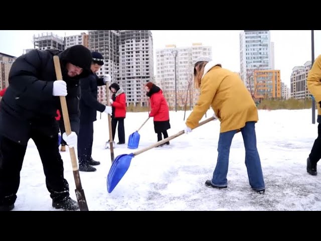 ⁣День обновления: столичные волонтеры вышли на уборку снега