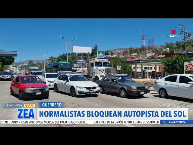 Normalistas bloquean la autopista del Sol para exigir justicia para  Yanqui Kothan Gómez