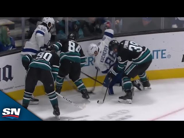 ⁣Lightning's Nikita Kucherov Sets Up Brayden Point With Crafty Pass From His Knees