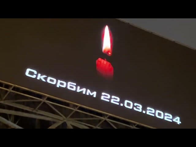 ⁣На билборде возле "Крокус сити холл" появилась картинка свечи с надписью "Скорбим&quo