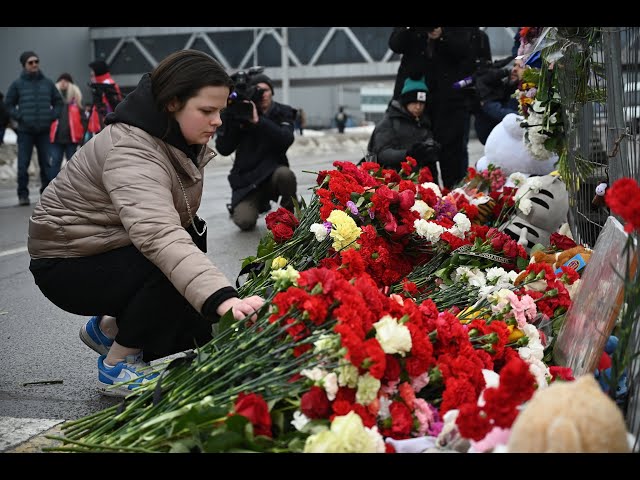 ⁣Жители Москвы идут к "Крокус Сити", чтобы почтить память жертв теракта