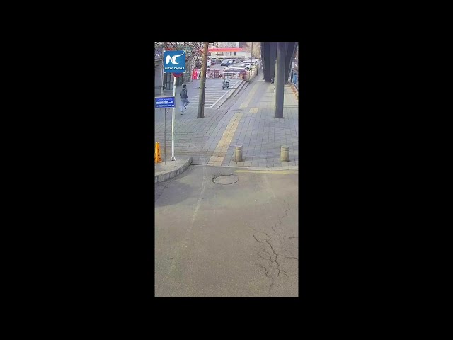 Deliveryman helps police catch thief on street in China's Xinjiang