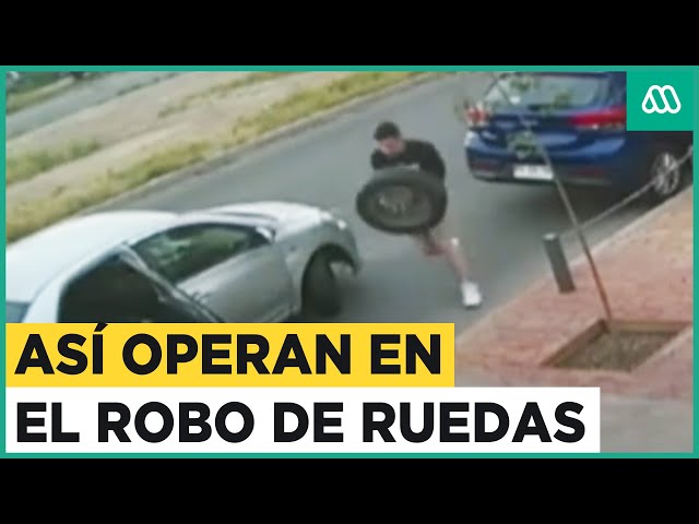 Insólito robo de ruedas: Así operan los delincuentes con autos estacionados