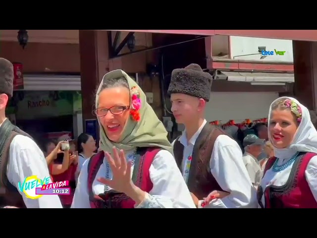 Desde Italia, Perú, Serbia entre otros países se realizó un desfile de folklore