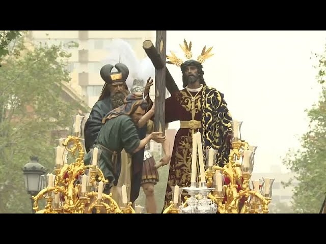 NO COMMENT: Sevilla celebra una Semana Santa pasada por agua