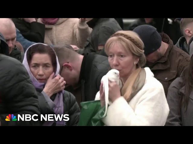 Mourning in Moscow for terrorist attack that killed 137