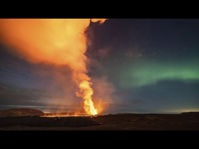 ⁣Islande : une aurore boréale au dessus d'un volcan en éruption