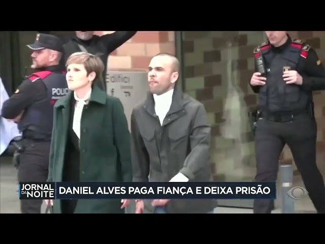 ⁣Condenado por estupro, Daniel Alves paga fiança e deixa prisão