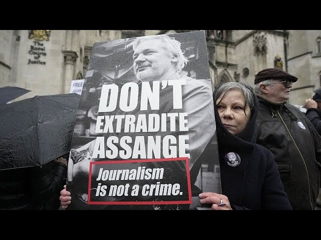 Un tribunal britannique retarde l'extradition vers les États-Unis de Julian Assange