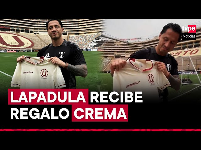 Gianluca Lapadula recibió camiseta de Universitario en el Estadio Monumental