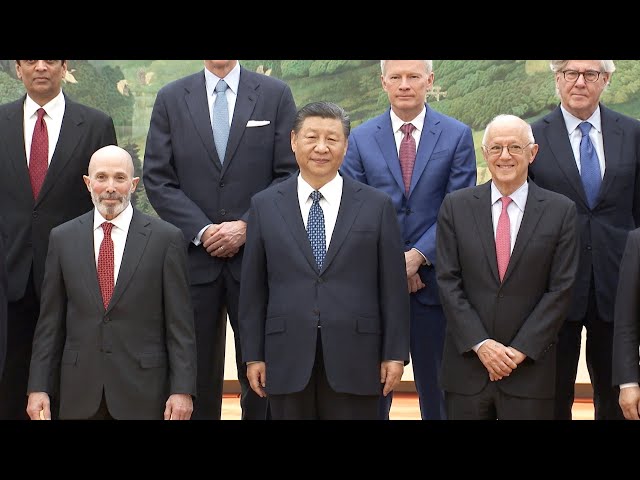 Xi Jinping takes photo with U.S. guests before meeting