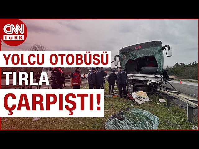 Düzce'de Faciadan Kıl Payı Dönüldü: Yolcu Otobüsü, Tıra ve Bariyerlere Çarptı #Haber