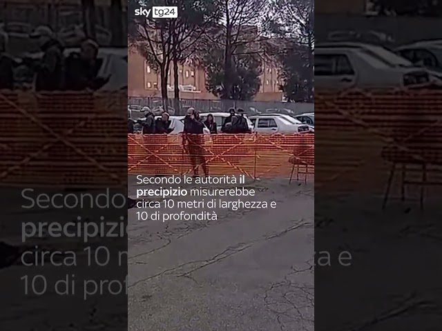 Roma, si apre voragine al Quadraro: due auto inghiottite