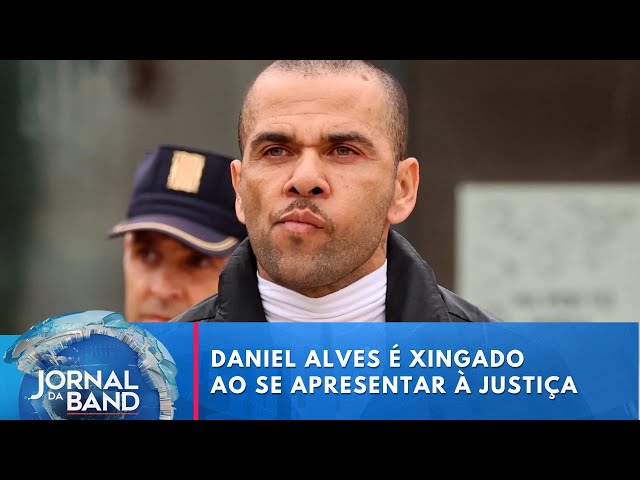 ⁣Daniel Alves é xingado ao se apresentar à Justiça da Espanha | Jornal da Band