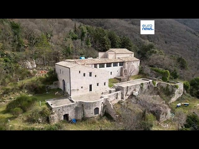 ⁣L'Abbaye de San Benedetto, un havre de paix à flanc de montagne