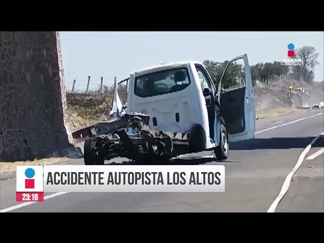 ⁣VIDEO: Pipa de acido clorhídrico vuelca sobre autopista Los Altos | Imagen GDL con Rey Suárez