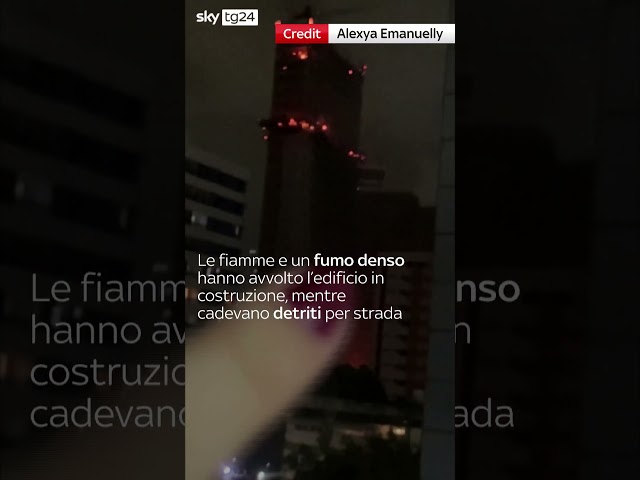 ⁣Brasile, incendio divora un grattacielo a Recife