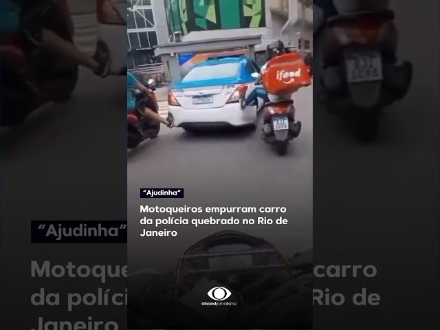 Motoqueiros empurram carro da Polícia Militar no Rio de Janeiro