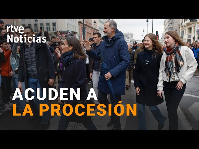 Los REYES  con sus hijas, LEONOR y SOFÍA, acuden a la PROCESIÓN de La Soledad | RTVE Noticias