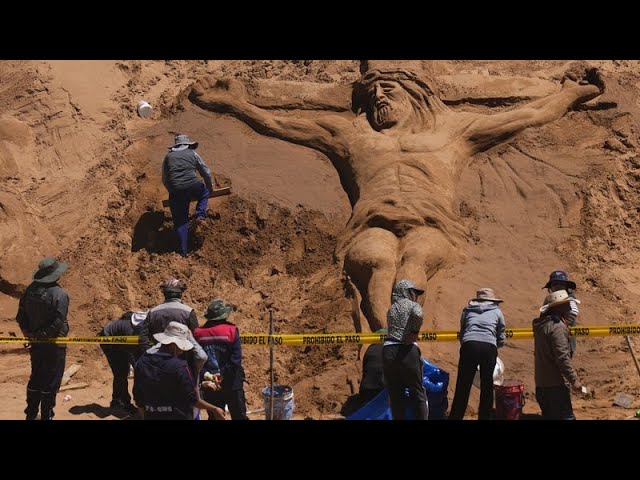 NO COMMENT | Así es ver la pasión de Cristo en esculturas de arena en Bolivia